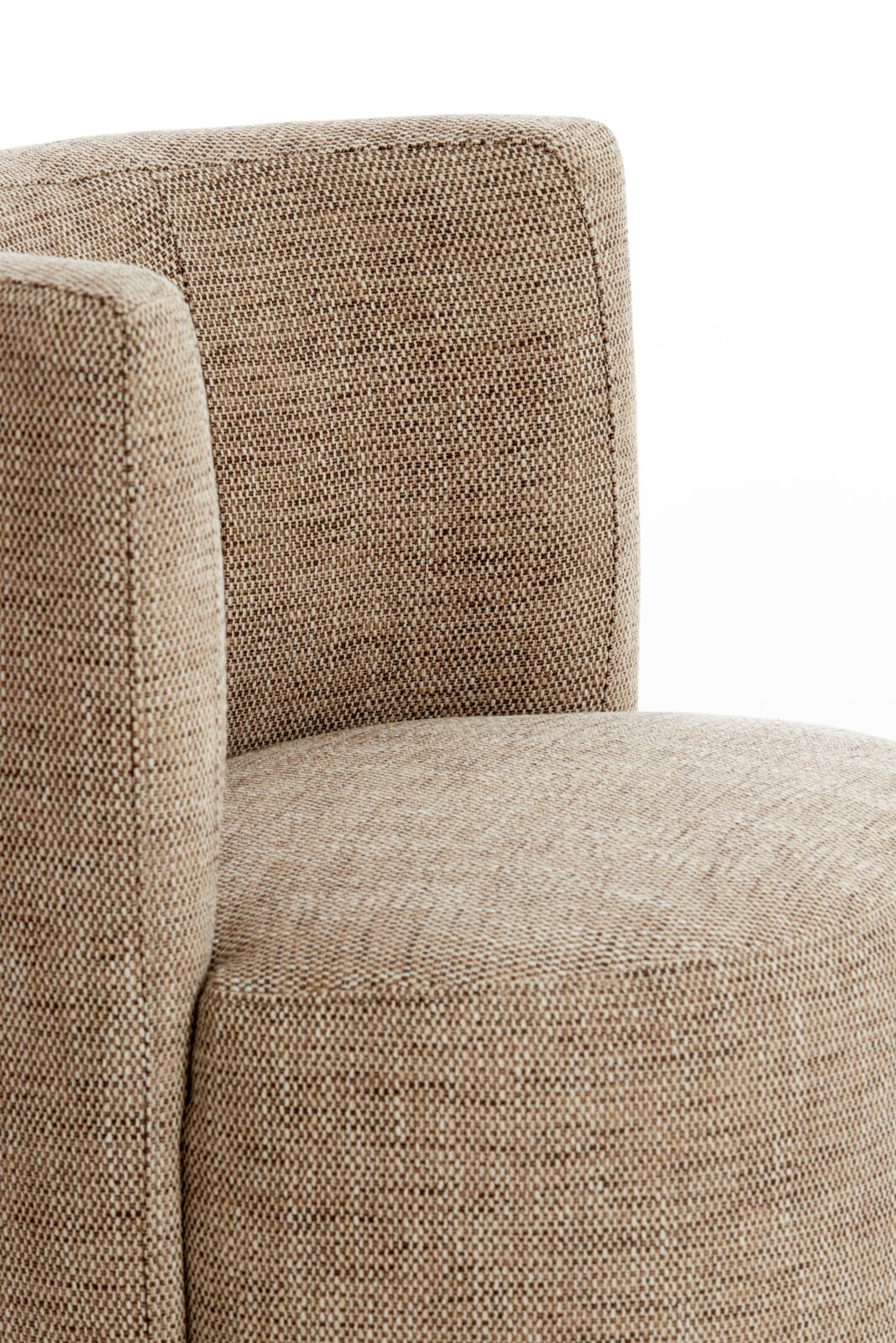 Close-up van een fauteuil met een beige stoffen bekleding, gezien vanaf de zijkant