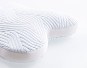 Nahaufnahme eines ergonomischen Schlafkissens mit wellenförmigem Muster, perspektivisch von der Seite aufgenommen.