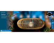 Solar Hängeleuchte aus Rattan in seitlicher Perspektive, beleuchtet in einer nächtlichen Umgebung.