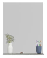 Spiegel mit grauem Rahmen, im Vordergrund eine weiße Vase mit Blumen, ein Pinsel und ein blauer Becher mit Zahnbürsten, Frontalansicht
