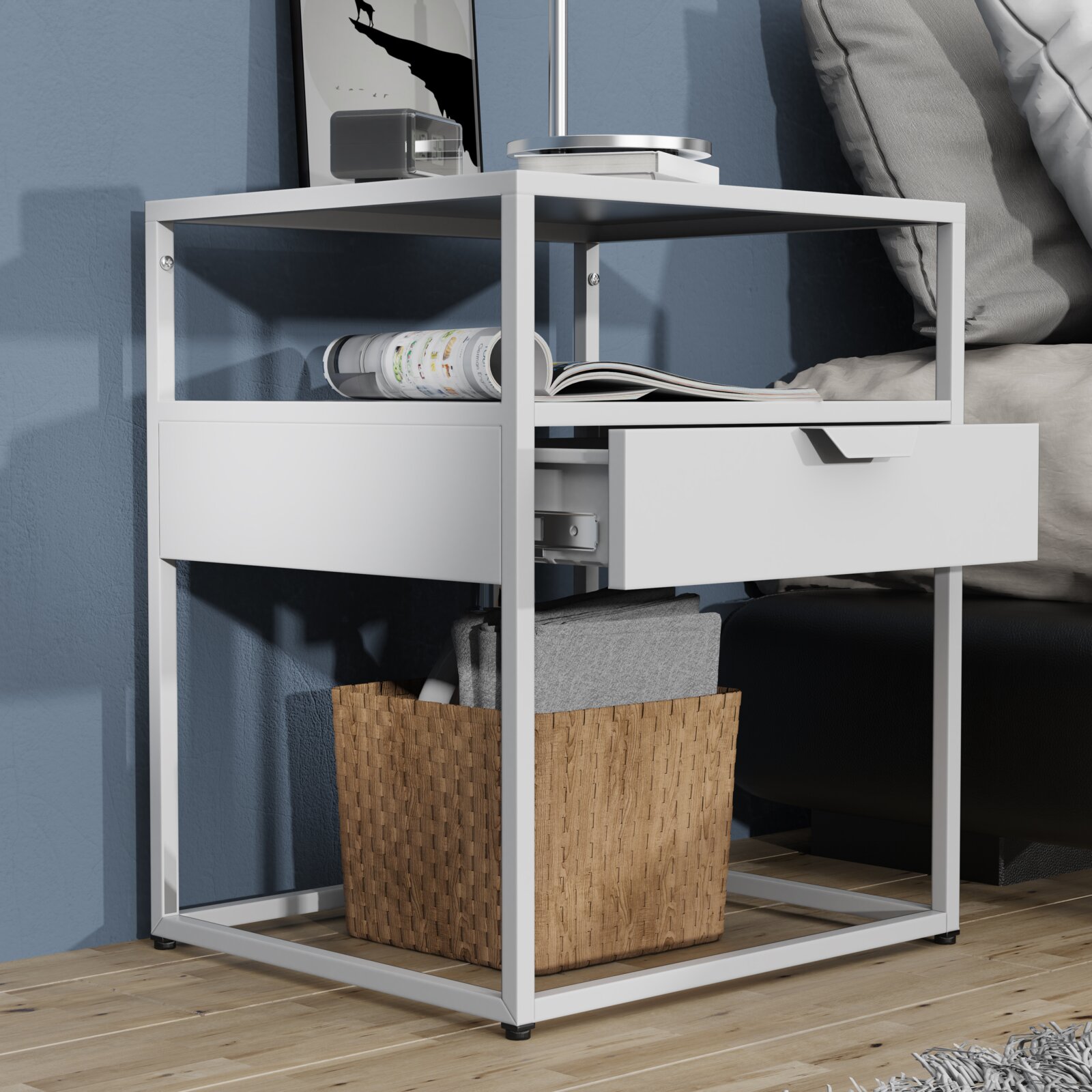 Weißer Nachttisch mit Metallrahmen, offenem Ablagefach und halb geöffneter Schublade neben einem Bett; Perspektive: frontale 3/4-Ansicht von leicht links.