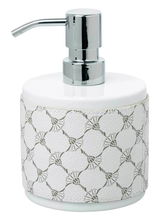 Porzellan-Seifenspender in Weiß mit silbernem Pumpkopf und dekorativem Muster, seitliche Perspektive