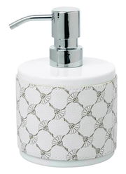 Porzellan-Seifenspender in Weiß mit silbernem Pumpkopf und dekorativem Muster, seitliche Perspektive