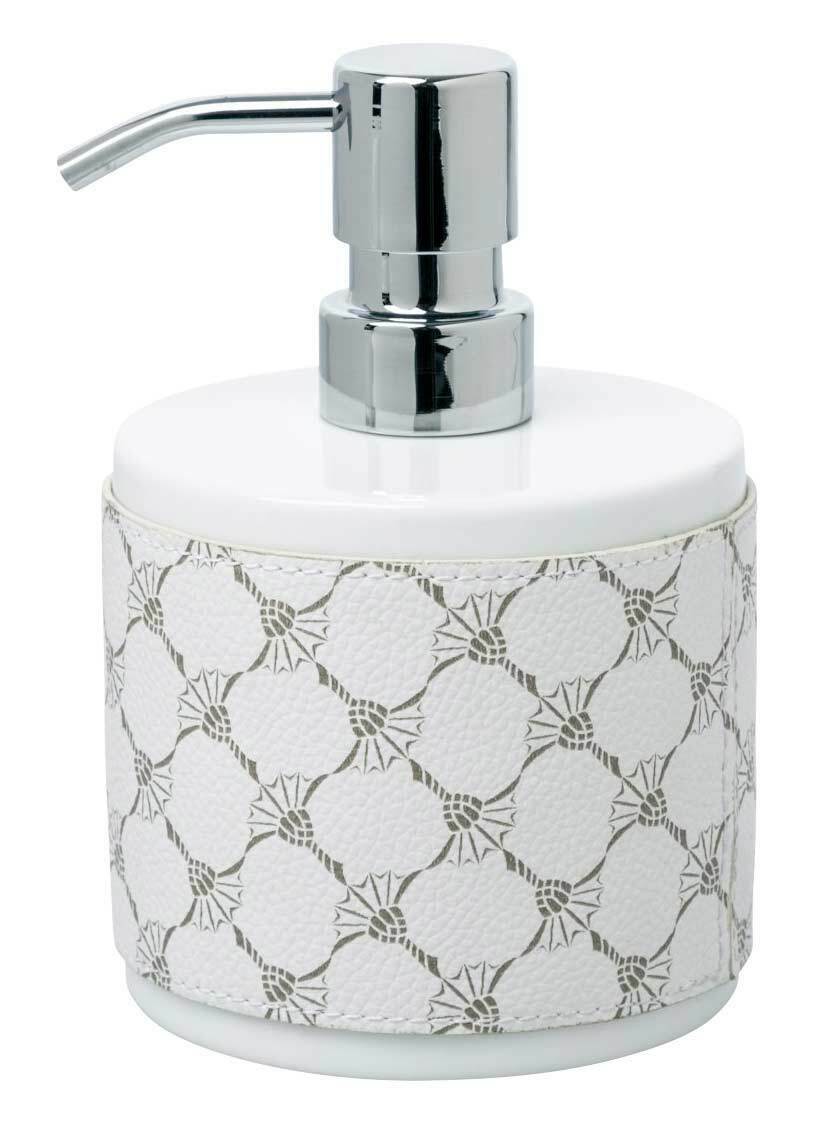 Porzellan-Seifenspender in Weiß mit silbernem Pumpkopf und dekorativem Muster, seitliche Perspektive