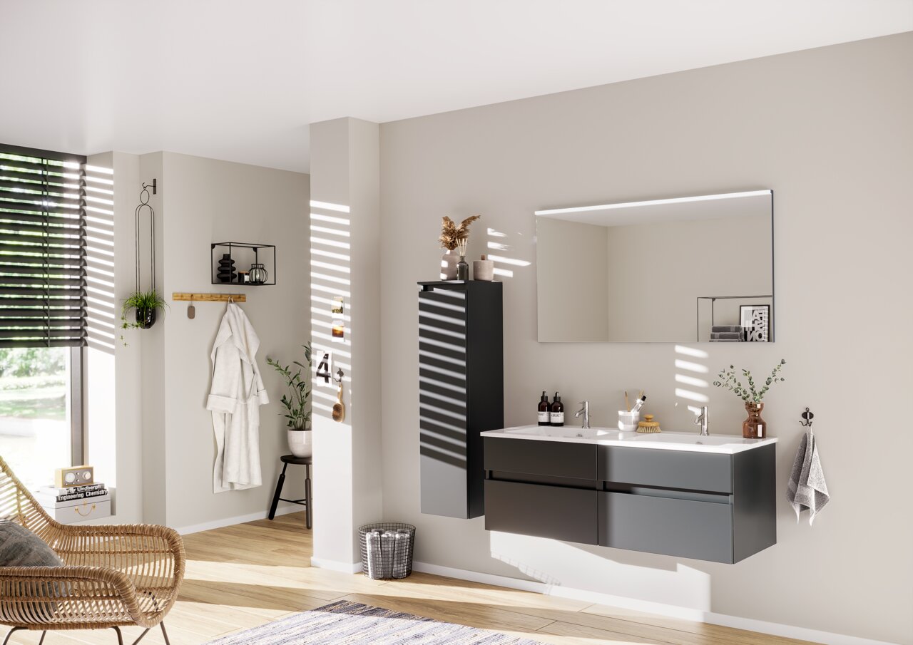 Moderne Badkombination mit dunklen Schränken und großem Spiegel, seitliche Perspektive