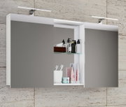 Weißer Badezimmerspiegelschrank mit zwei Spiegeltüren, integrierter LED-Aufsatzleuchte und offenen Ablagefächern mit Glasboden und Pflegeprodukten, Frontansicht.
