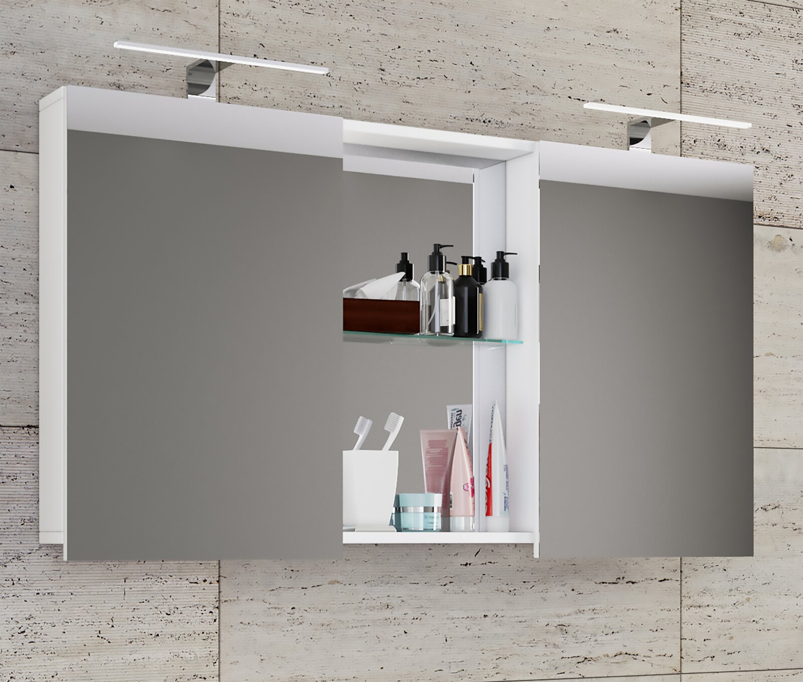 Weißer Badezimmerspiegelschrank mit zwei Spiegeltüren, integrierter LED-Aufsatzleuchte und offenen Ablagefächern mit Glasboden und Pflegeprodukten, Frontansicht.