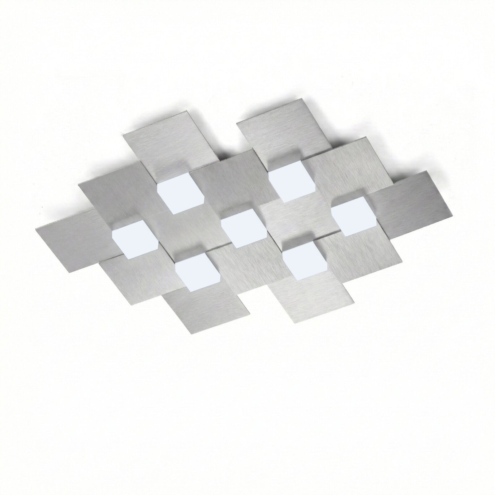 Moderne Deckenleuchte aus gebürstetem Metall mit geometrisch überlappenden Quadraten und sieben weißen Leuchtflächen, aus schräger Untersicht vor weißem Hintergrund