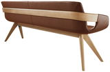 Rückansicht einer modernen Bank mit braunem Lederbezug und Holzgestell, schräg von hinten fotografiert.