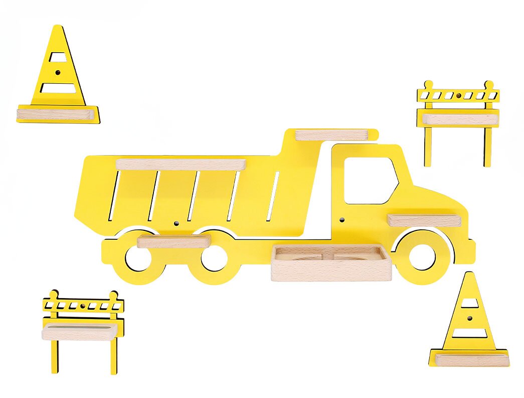 Gelbes Holzregal in Form eines Kipplasters mit kleinen Ablagen, dazu passende Baustellen-Accessoires (Verkehrshütchen und Absperrungen), frontal von vorne auf weißem Hintergrund