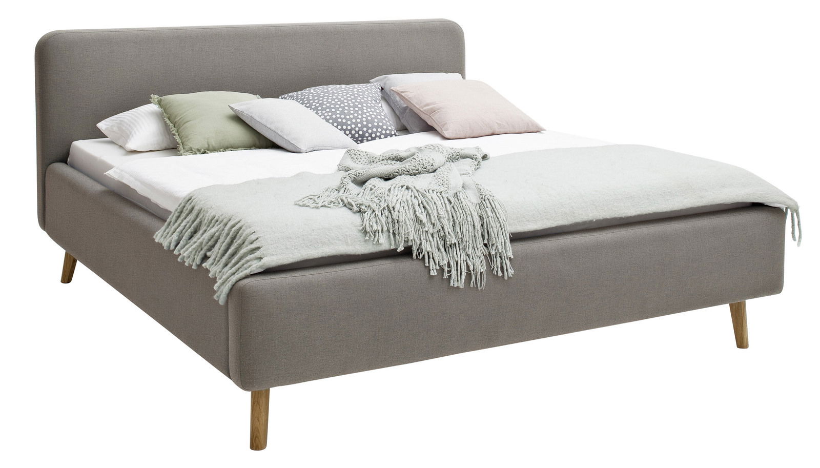 Graues Polsterbett mit Holzfüßen, dekoriert mit Kissen und einer Decke, seitliche Perspektive