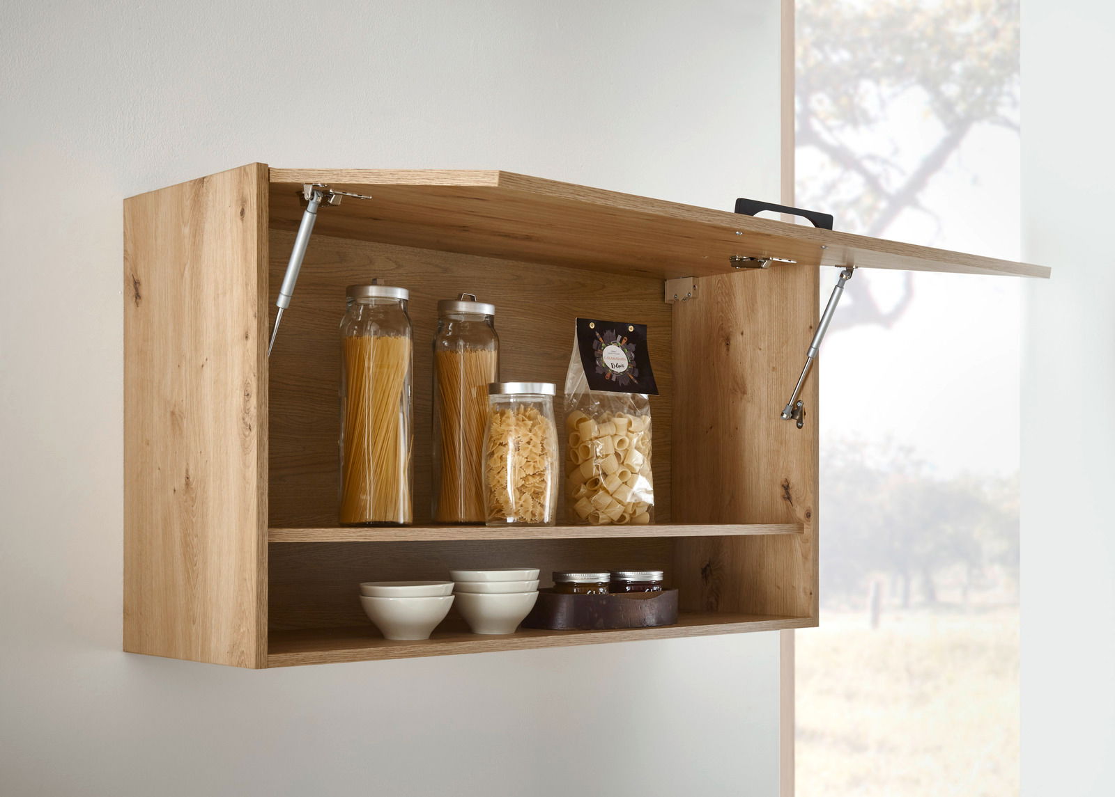 Hängeschrank aus Holz mit geöffneter Klappe, gefüllt mit Gläsern und Schalen, seitliche Perspektive