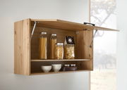 Hängeschrank aus Holz mit geöffneter Klappe, gefüllt mit Gläsern und Schalen, seitliche Perspektive