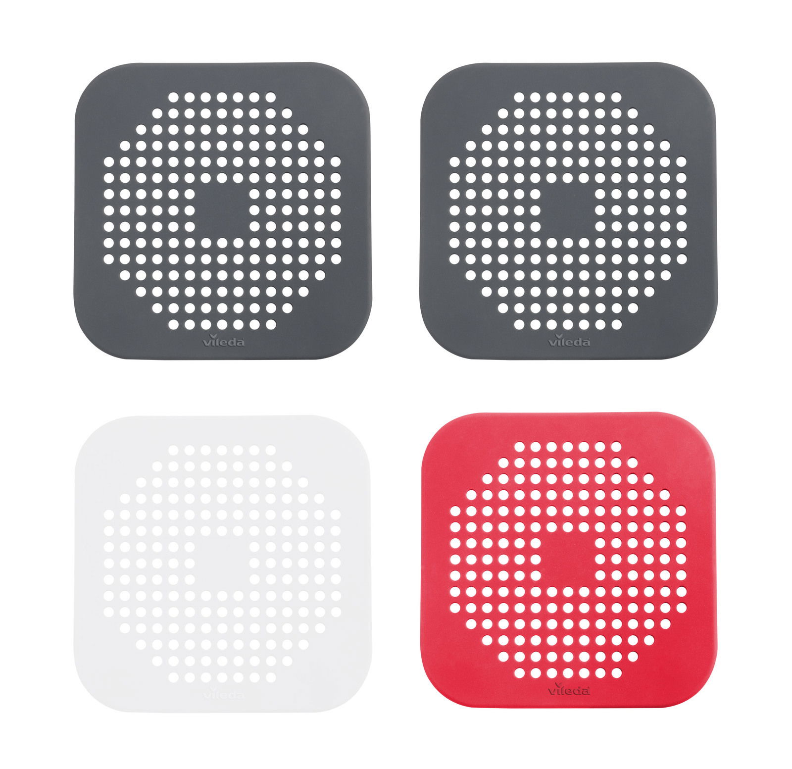 Vier quadratische Abflusssiebe in verschiedenen Farben (dunkelgrau, weiß, rot) mit runden Löchern, aus der Vogelperspektive fotografiert.