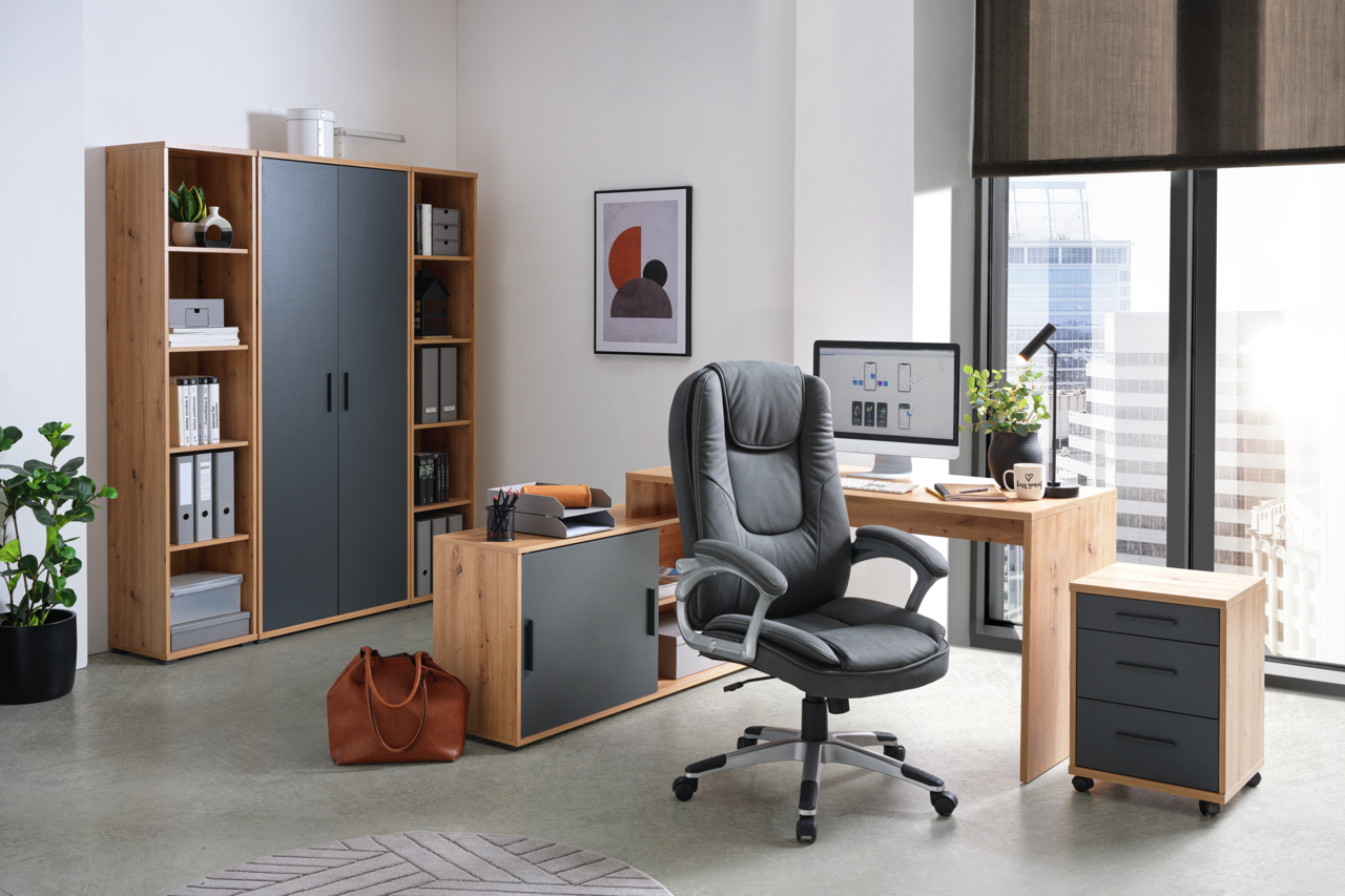 Moderne Bürokombination mit Holz- und Grautönen, bestehend aus einem Schreibtisch, Rollcontainer und Schränken, aus der Perspektive eines hellen, urbanen Büros mit großen Fenstern.