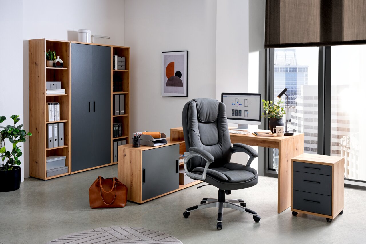 Moderne Bürokombination mit Holz- und Grautönen, bestehend aus einem Schreibtisch, Rollcontainer und Schränken, aus der Perspektive eines hellen, urbanen Büros mit großen Fenstern.
