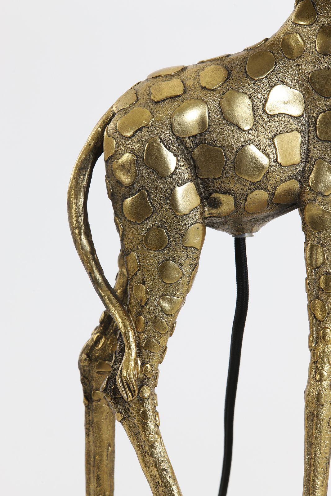 Nahaufnahme der Rückseite einer goldenen Tischleuchte in Form einer Giraffe, mit detaillierter Struktur und Musterung.