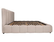 Seitliche Ansicht eines Polsterbettgestells mit hohem, gepolstertem Kopfteil und Lattenrost.