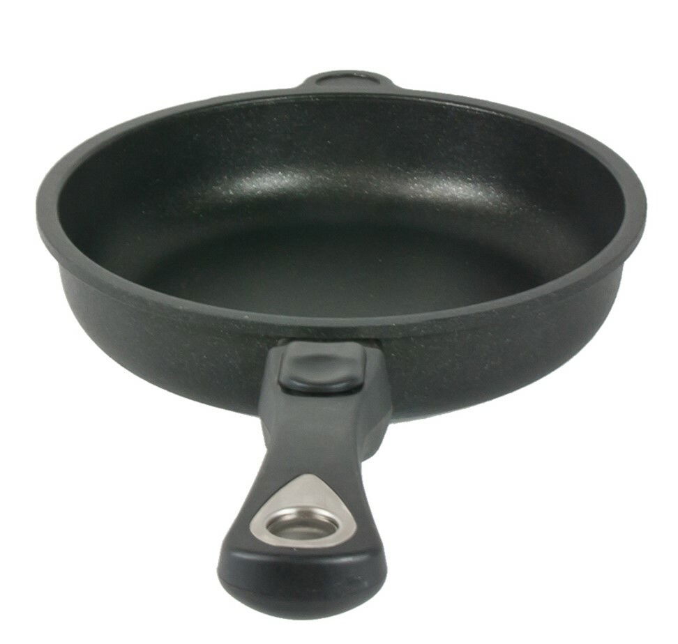 AMT Bratpfanne Ø20cm Bratpfanne mit 20 cm Durchmesser, seitliche Perspektive, schwarzes Design mit ergonomischem Griff