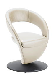 Moderner cremefarbener Sessel mit geschwungenem Design und schwarzem Rundfuß, seitliche Perspektive