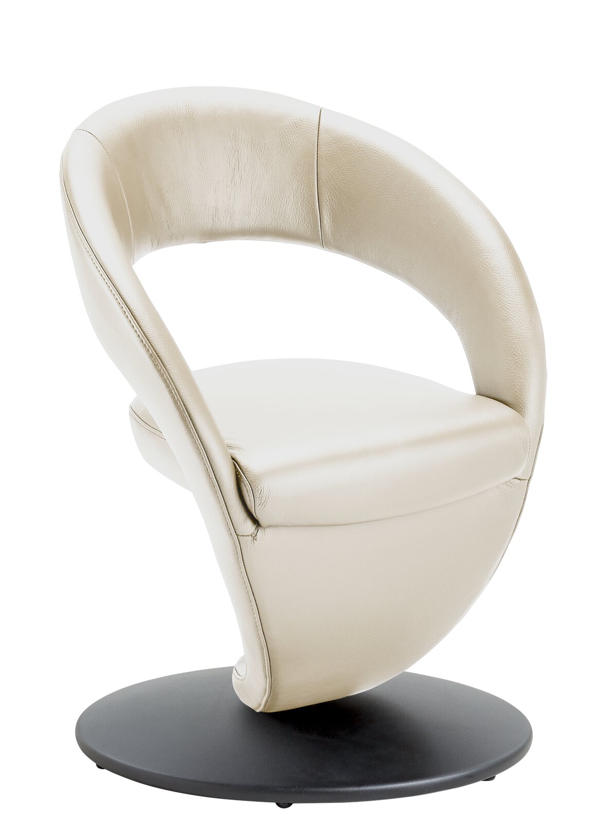 Moderner cremefarbener Sessel mit geschwungenem Design und schwarzem Rundfuß, seitliche Perspektive