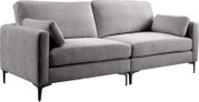 Graues 2-Sitzer-Sofa mit weichem Stoffbezug, zwei Sitz- und Rückenkissen, schmalen schwarzen Metallfüßen und zwei kleinen Armlehnenkissen, in schräger Vorderansicht von links freigestellt auf weißem Hintergrund.