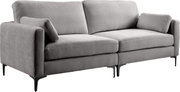 Graues 2-Sitzer-Sofa mit weichem Stoffbezug, zwei Sitz- und Rückenkissen, schmalen schwarzen Metallfüßen und zwei kleinen Armlehnenkissen, in schräger Vorderansicht von links freigestellt auf weißem Hintergrund.