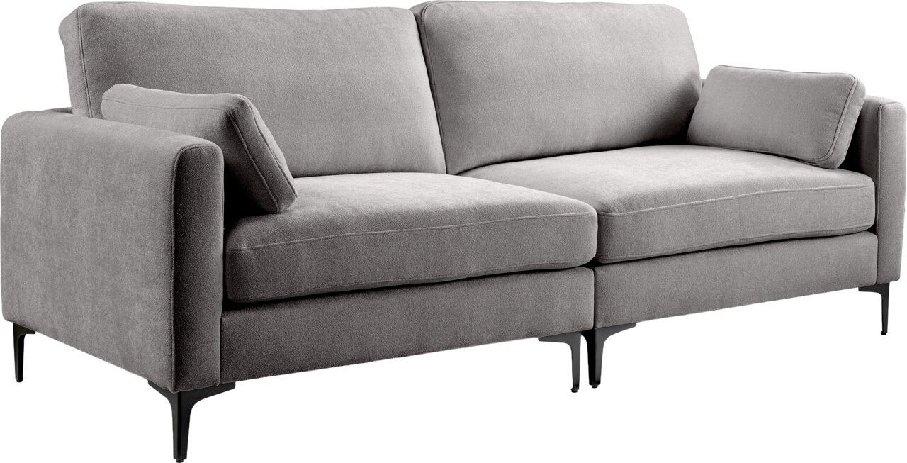 Graues 2-Sitzer-Sofa mit weichem Stoffbezug, zwei Sitz- und Rückenkissen, schmalen schwarzen Metallfüßen und zwei kleinen Armlehnenkissen, in schräger Vorderansicht von links freigestellt auf weißem Hintergrund.