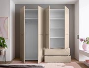 Beiger Kleiderschrank mit geöffneten Drehtüren, Innenfächern, Kleiderstange und zwei Schubladen, frontale Ansicht im Schlafzimmer
