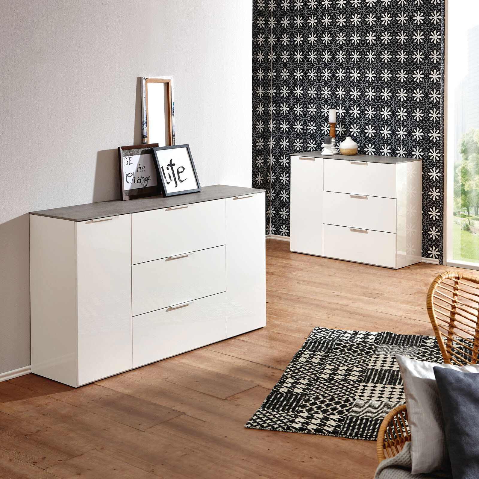 XORA XL-Sideboard GALANT Moderne weiße Kommoden in einem stilvollen Raum mit Holzboden und gemusterten Wänden, aus der Perspektive von vorne links betrachtet.