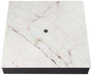 Quadratischer Couchtisch mit weißer Marmoroptik und dunklem Sockel, aus der Vogelperspektive fotografiert.