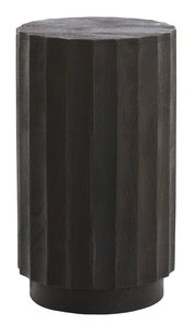 Dunkler, facettierter Holzhocker/Beistelltisch in zylindrischer Form mit sichtbarer Maserung, freigestellt auf weißem Hintergrund, frontale Ansicht leicht von oben