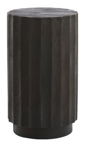 Dunkler, facettierter Holzhocker/Beistelltisch in zylindrischer Form mit sichtbarer Maserung, freigestellt auf weißem Hintergrund, frontale Ansicht leicht von oben