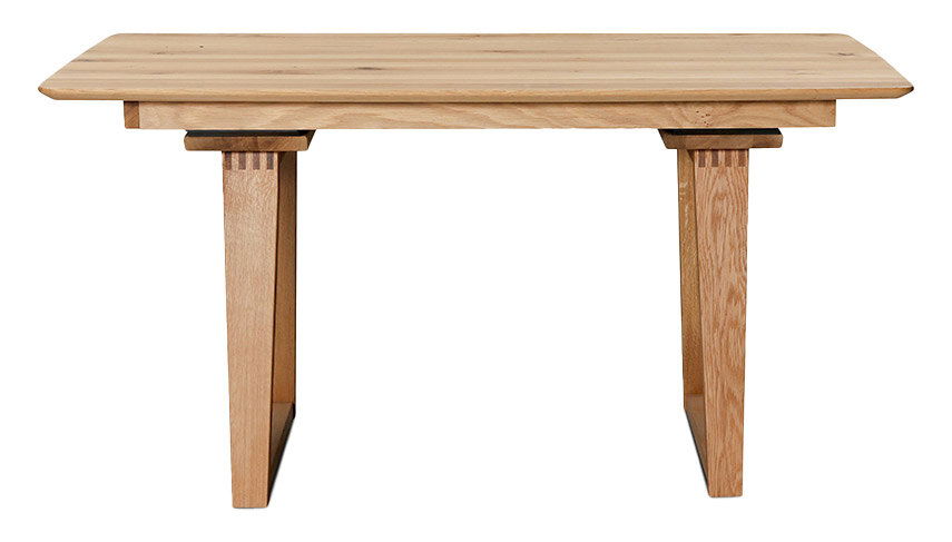 Esstisch aus Holz, frontal fotografiert, mit rechteckiger Tischplatte und stabilen Beinen.