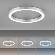Moderne runde Deckenleuchte aus Metall mit LED-Beleuchtung, von unten betrachtet.