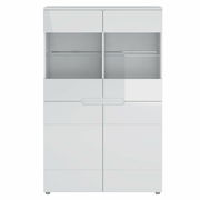 Frontansicht einer modernen weißen Highboardvitrine mit Glaseinsätzen und mehreren Fächern.