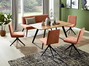 Esszimmer mit moderner Einrichtung, bestehend aus einem Holztisch, einer gepolsterten Bank und vier passenden Stühlen in warmen Erdtönen. Die Perspektive zeigt den Raum von schräg oben, mit Blick auf die gesamte Sitzgruppe und die dekorative Umgebung.