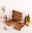 Holztablett-Set in verschiedenen Größen, präsentiert auf einem Tisch mit Gewürzen und Ölen, aus seitlicher Perspektive.