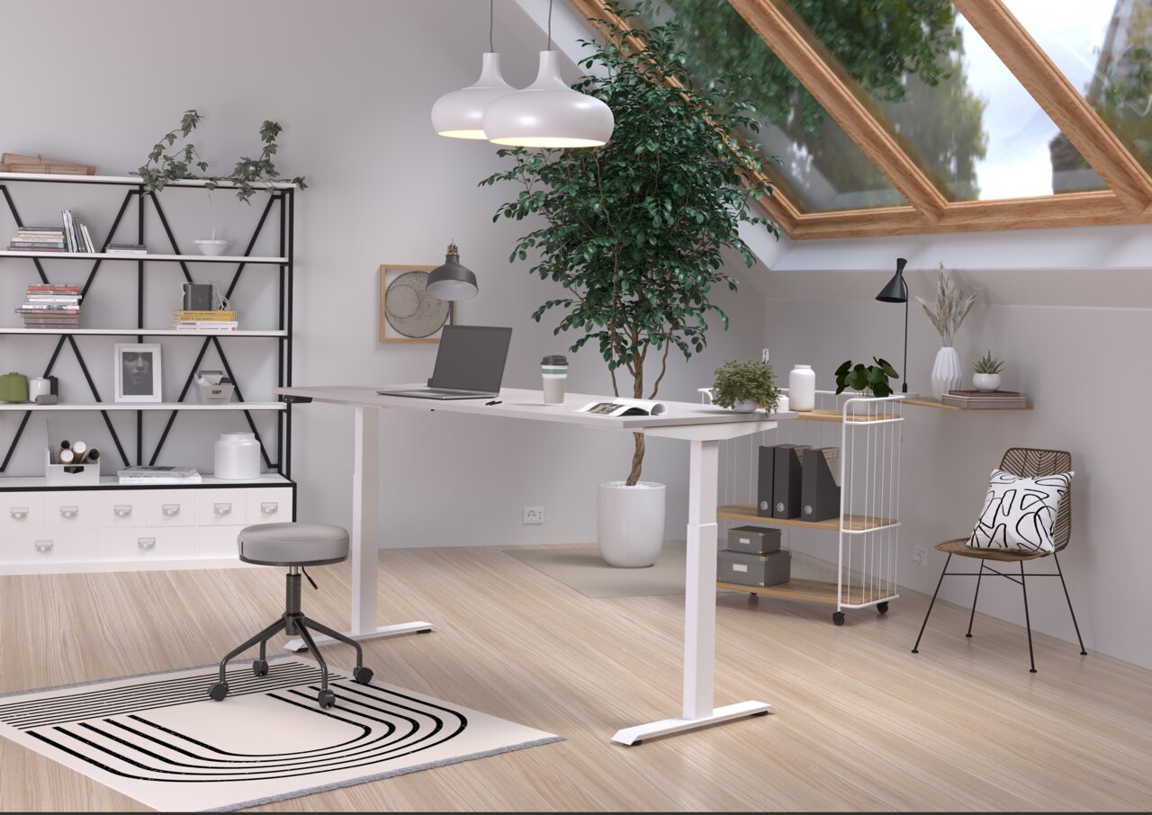 Modern, in hoogte verstelbaar elektrisch bureau in een stijlvolle, lichte werkkamer met dakraam, planten en planken, gezien vanuit de zijkant.