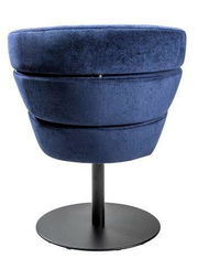 Rückansicht eines modernen blauen Sessels mit schwarzem Standfuß.