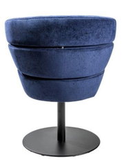 Achterkant van een moderne blauwe fauteuil met een zwart onderstel.