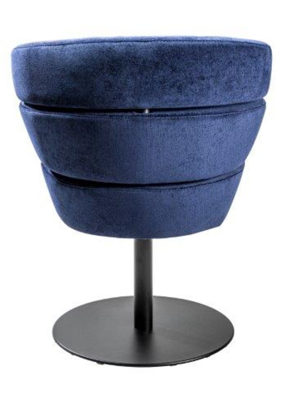 Achterkant van een moderne blauwe fauteuil met een zwart onderstel.