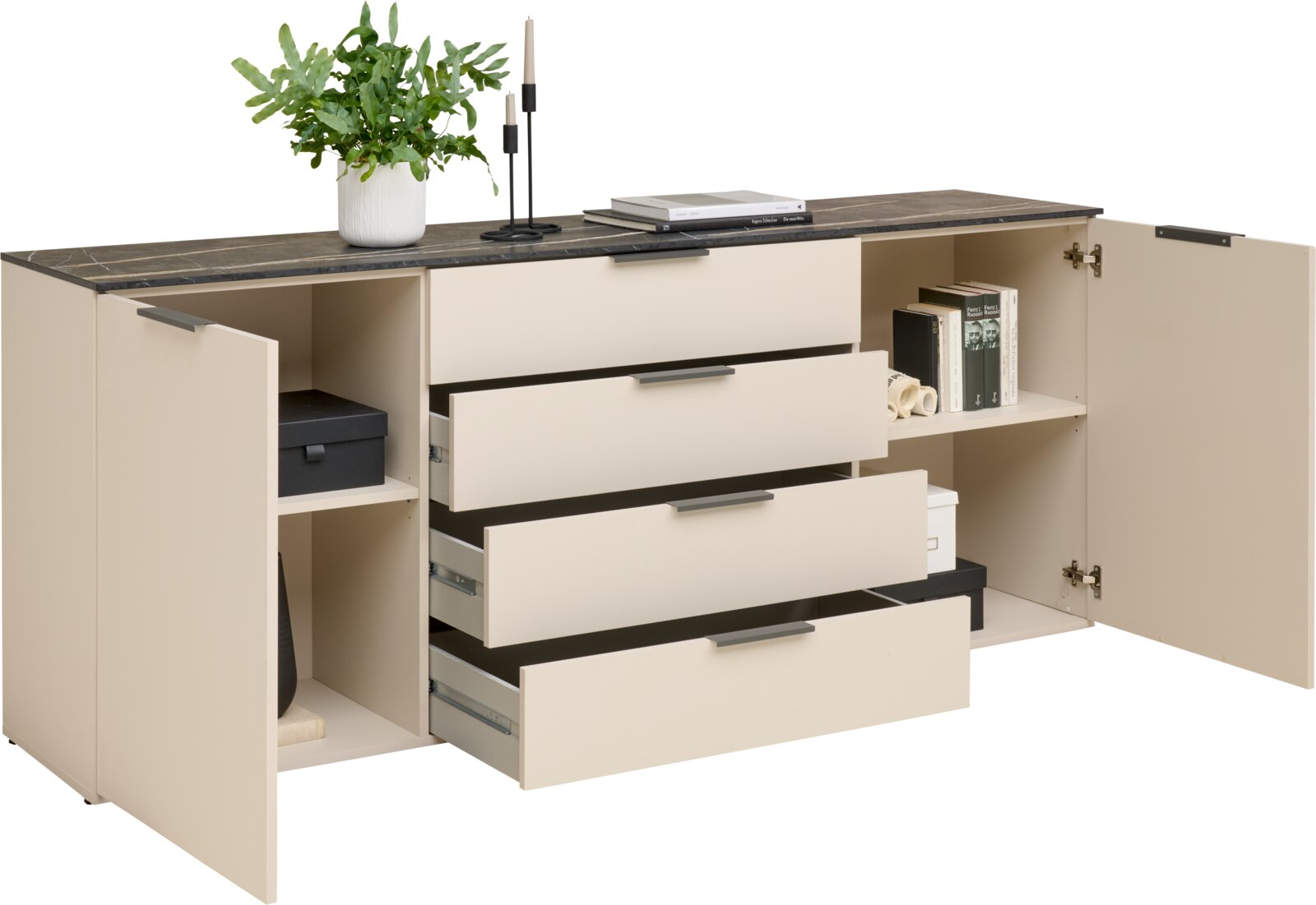 Beigefarbenes Sideboard mit offenen Schubladen und Türen, dekoriert mit einer Pflanze und Kerzen auf der Oberseite, seitliche Perspektive