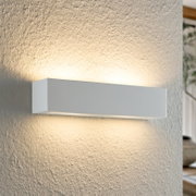 Moderne weiße Wandleuchte mit rechteckigem Design, die warmes Licht nach oben und unten an die Wand abstrahlt, seitliche Perspektive