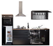 Moderne Küchenzeile mit schwarzem Design, bestehend aus einem Kühlschrank, einem Backofen, einer Dunstabzugshaube, einem Geschirrspüler und einem Hängeschrank mit Gläsern. Frontale Perspektive.