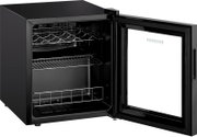 Schwarzer Mini-Kühlschrank/Weinkühler mit geöffneter Glastür, Innenraum mit Drahtablagen und Flaschenhalter, Produktansicht schräg von vorne rechts