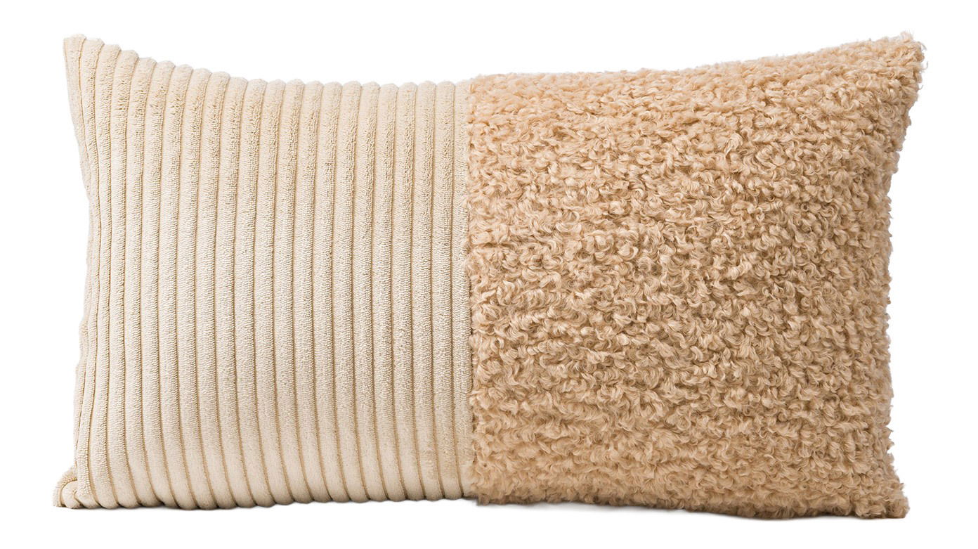 Kissenhülle 30x50cm mit zweifarbiger Struktur, links mit geripptem Stoff und rechts mit flauschigem Material, Frontalansicht