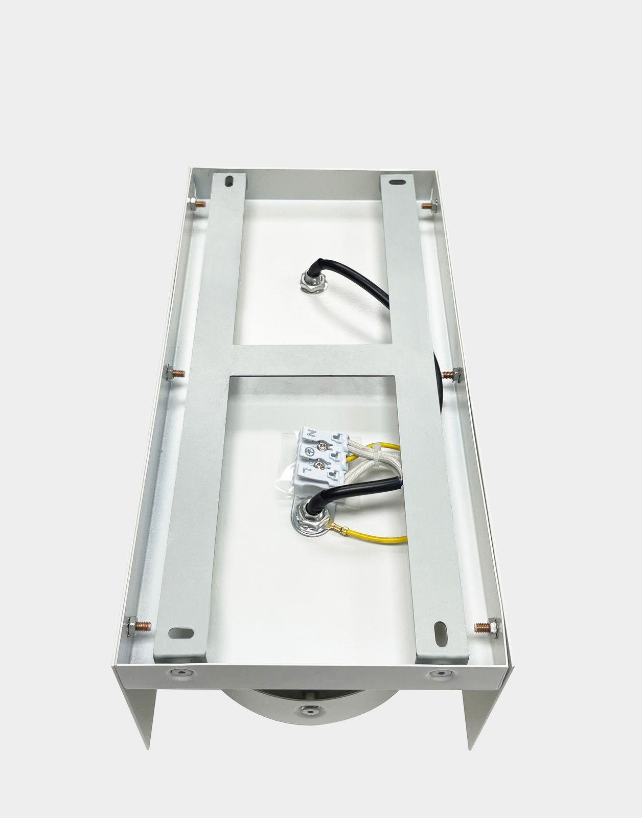 LED Aufbauleuchte von unten mit sichtbaren Kabeln und Befestigungselementen, perspektivisch von unten fotografiert.