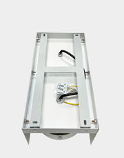 LED Aufbauleuchte von unten mit sichtbaren Kabeln und Befestigungselementen, perspektivisch von unten fotografiert.