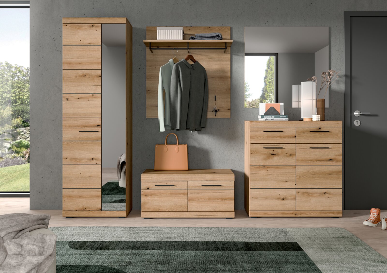 Garderoben-Set aus Holz in moderner Einrichtung, bestehend aus einem hohen Schrank mit Spiegel, einer Wandgarderobe mit Haken und Ablage, einer Sitzbank mit Stauraum und einer Kommode, frontal betrachtet.